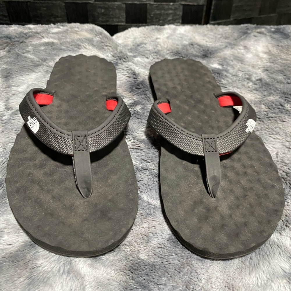 North Face flip flops. Never worn. Color black